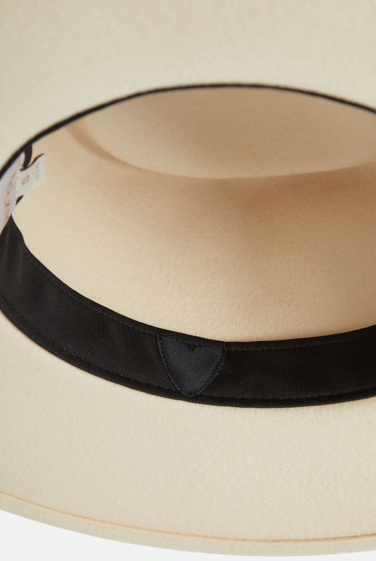 Women's Juniper Packable Hat in the color Wax Paper - Additional Laydown image