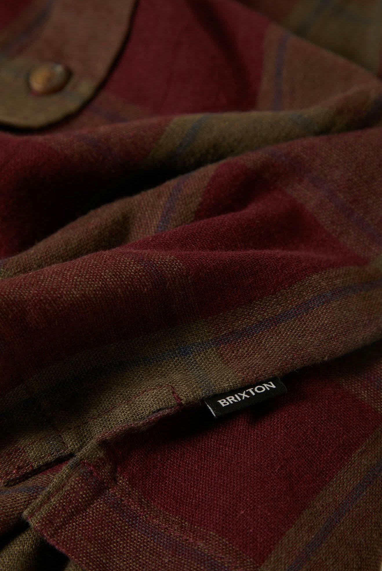 Men's Cru Linen Blend S/S Shirt in the color Olive Surplus/Port - Additional Laydown image