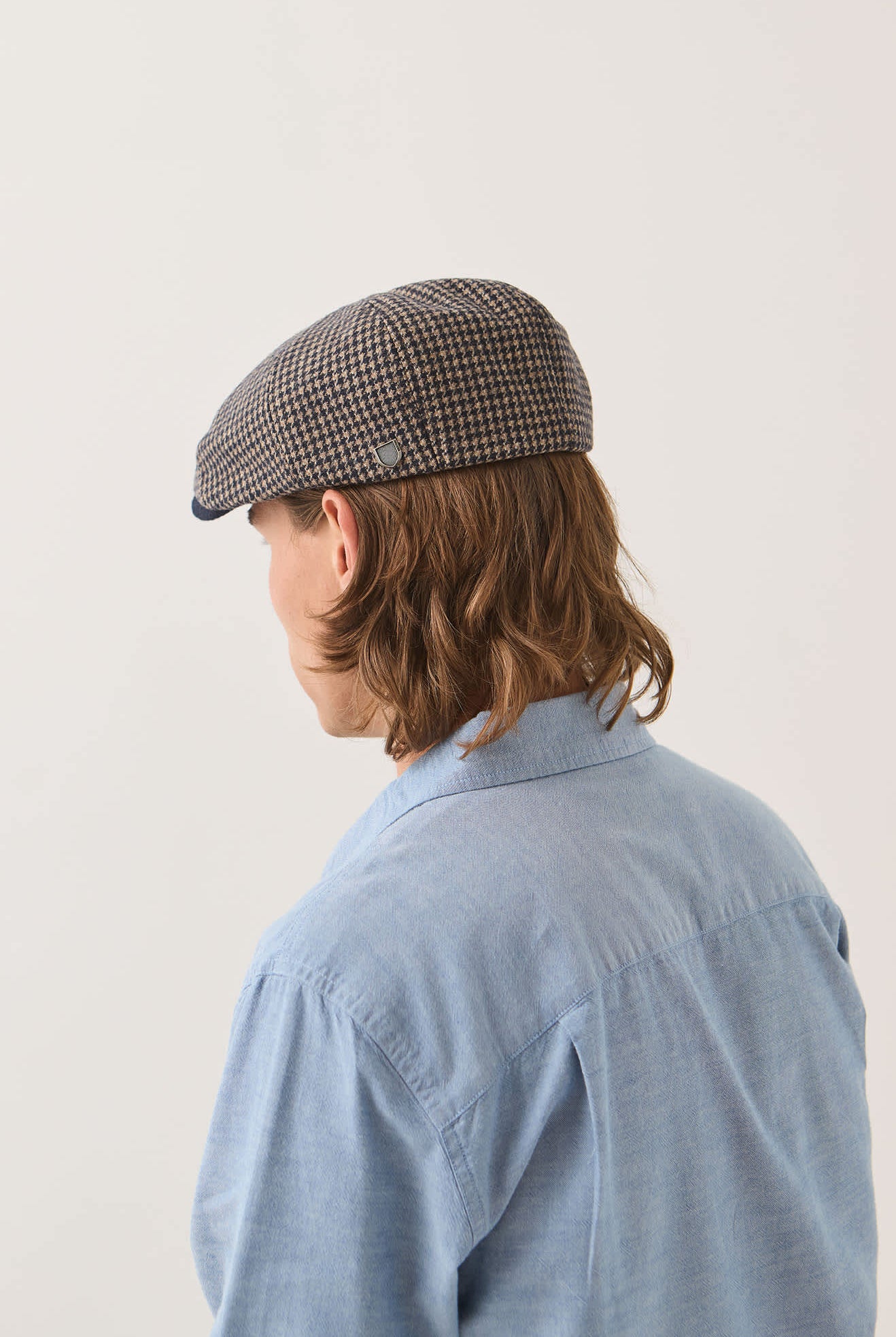 Unisex Brood Newsboy Cap in the color Navy/Sand Houndstooth - Men's Back View