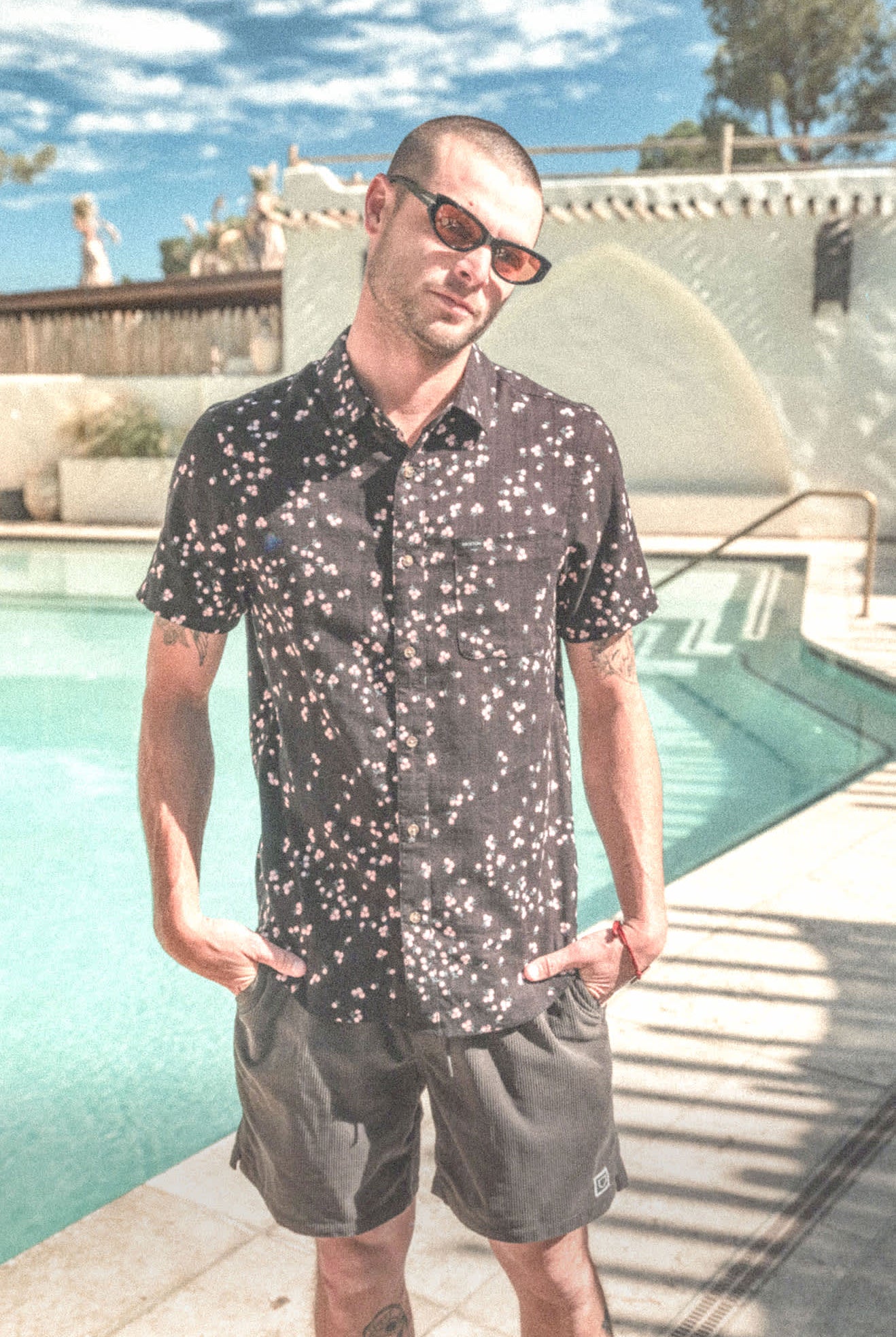 Men's Charter Slub Short Sleeve Shirt in the color Black/Pink - Men's Lifestyle image
