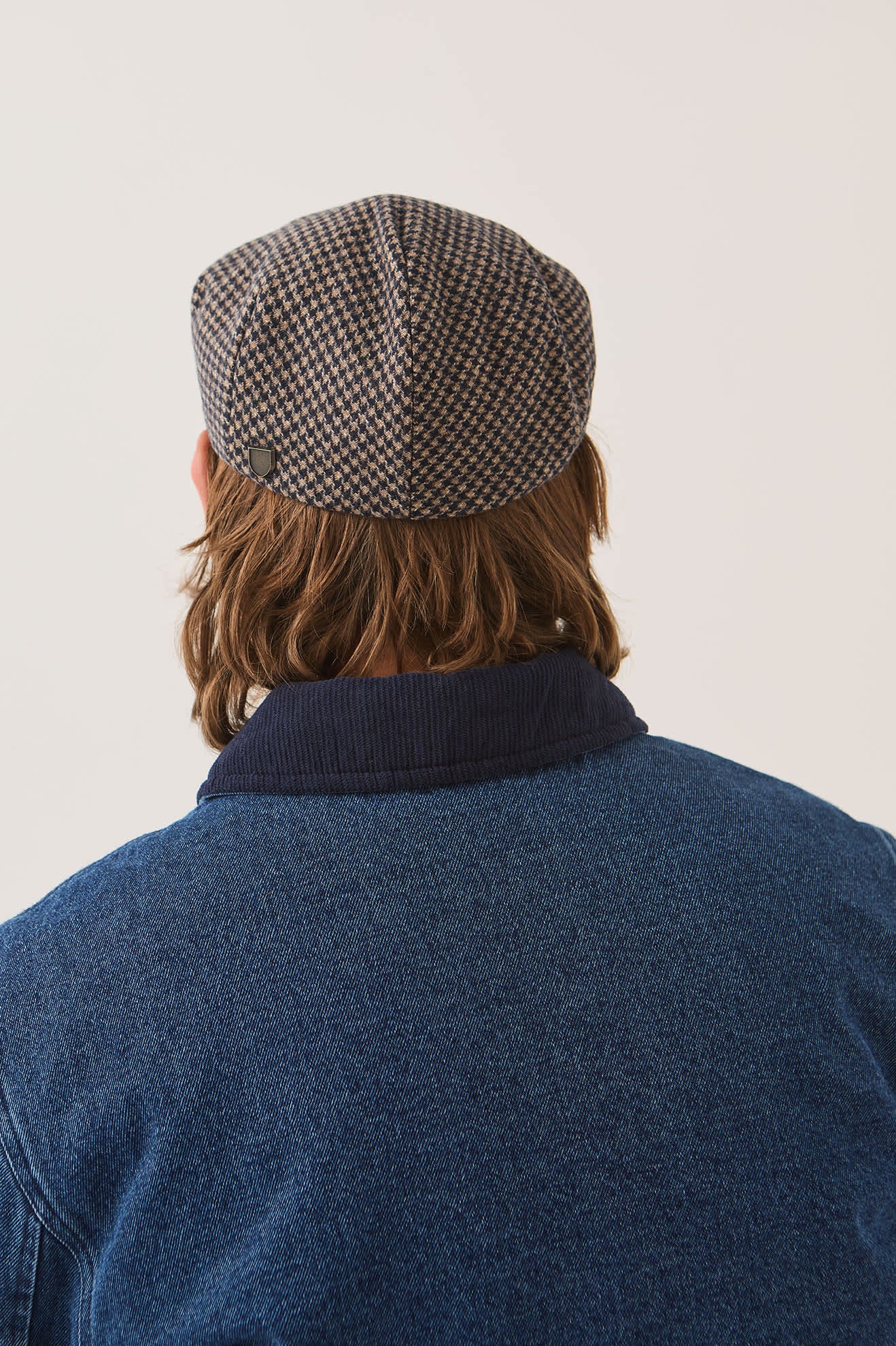 Unisex Hooligan Flat Cap in the color Navy/Sand Houndstooth - Men's Back View