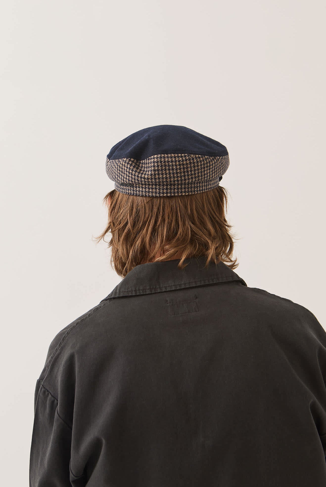 Unisex Fiddler Fisherman Cap in the color Navy/Sand Houndstooth - Men's Back View