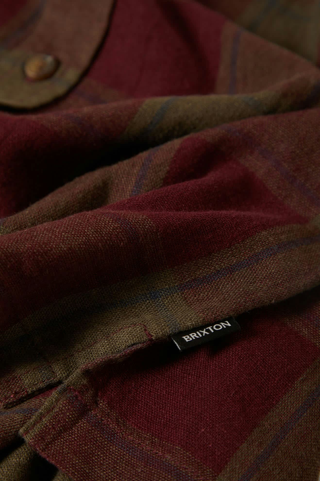 Men's Cru Linen Blend S/S Shirt in the color Olive Surplus/Port - Additional Laydown image