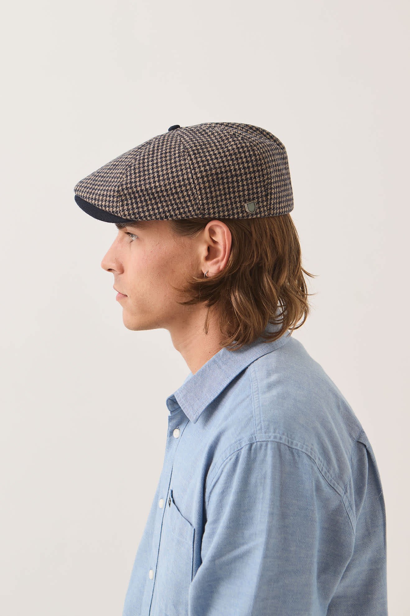 Unisex Brood Newsboy Cap in the color Navy/Sand Houndstooth - Men's Side View